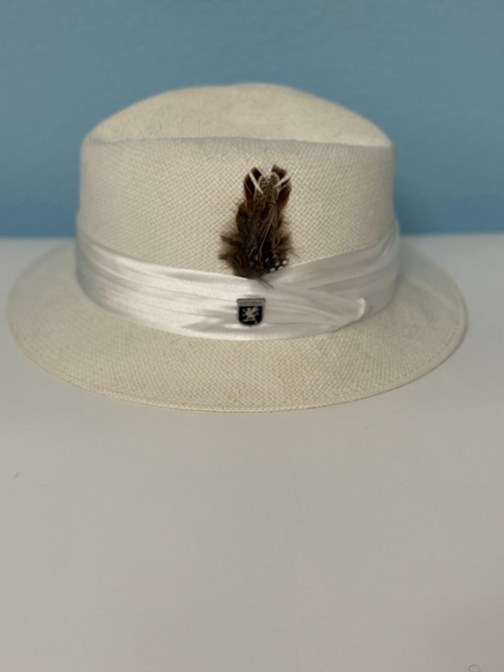Stacy Adams Fedora Beige Straw Hat with Silk Band Feather and Logo Pin Trim